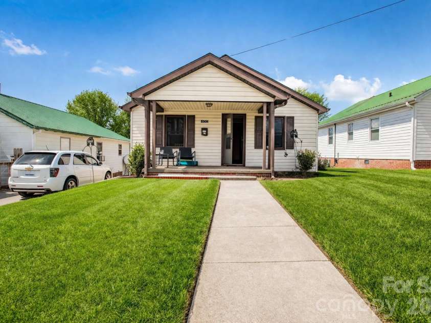 400 Summit Avenue, Spruce Pine, NC 28777.  MLS# CAR4357256, YatesRealty ID 17371. Virtually groomed image