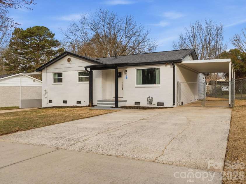 9243 Edgevale Drive, Charlotte, NC 28216.  MLS# CAR4352419, YatesRealty ID 17372. 