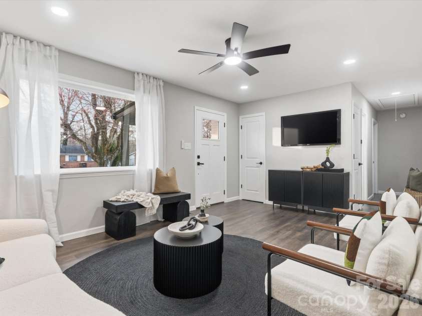 9243 Edgevale Drive, Charlotte, NC 28216.  MLS# CAR4352419, YatesRealty ID 17372. 