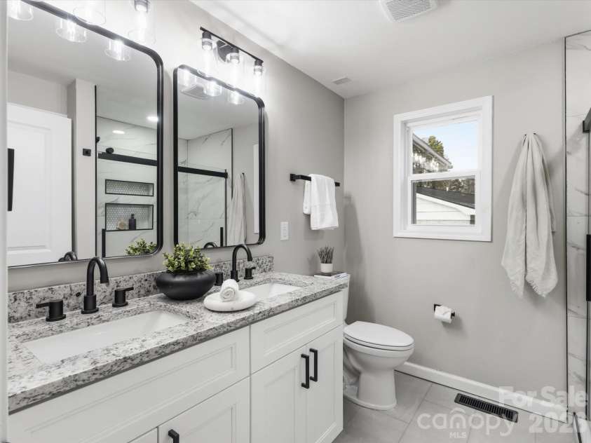 9243 Edgevale Drive, Charlotte, NC 28216.  MLS# CAR4352419, YatesRealty ID 17372. 
