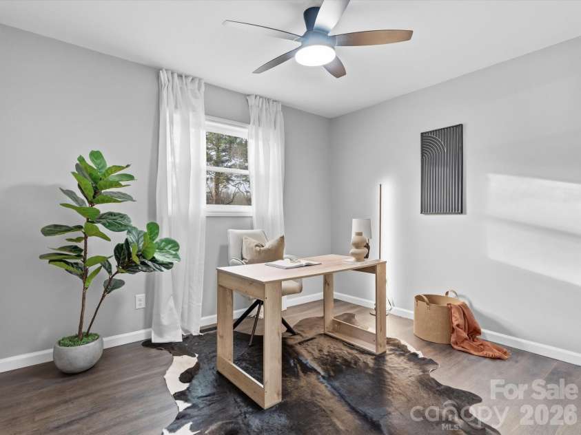 9243 Edgevale Drive, Charlotte, NC 28216.  MLS# CAR4352419, YatesRealty ID 17372. 