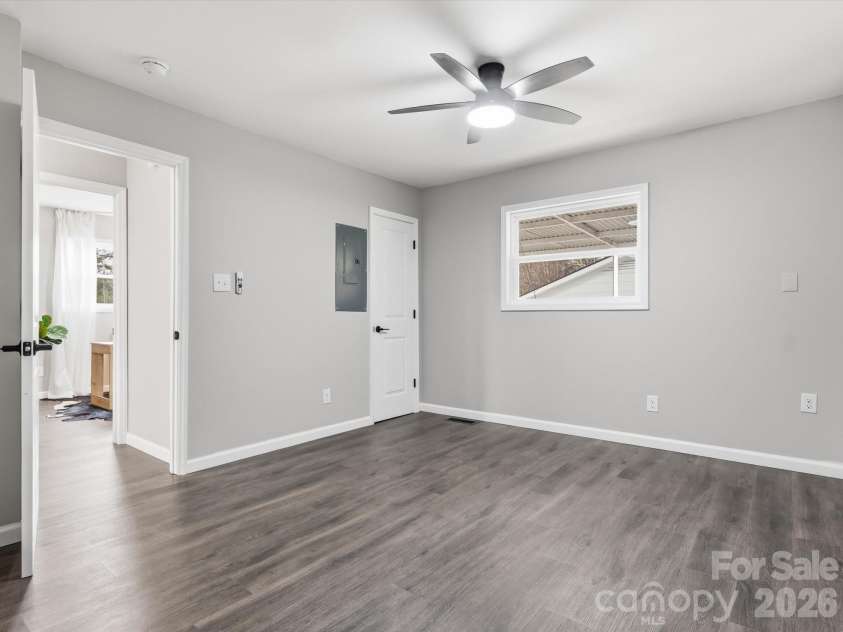 9243 Edgevale Drive, Charlotte, NC 28216.  MLS# CAR4352419, YatesRealty ID 17372. 