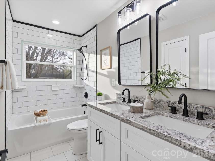 9243 Edgevale Drive, Charlotte, NC 28216.  MLS# CAR4352419, YatesRealty ID 17372. 