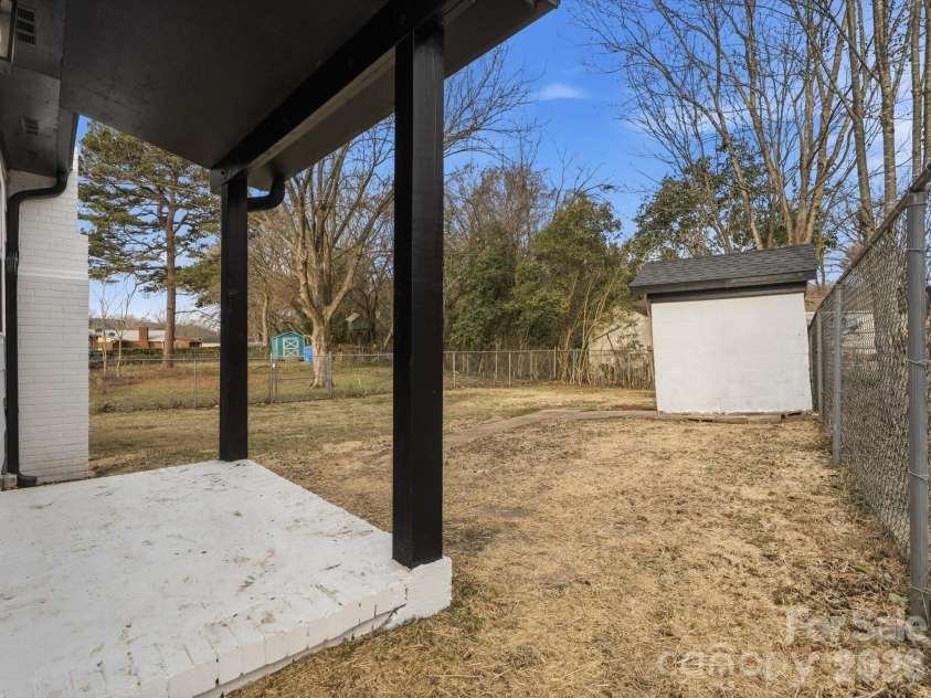 9243 Edgevale Drive, Charlotte, NC 28216.  MLS# CAR4352419, YatesRealty ID 17372. 