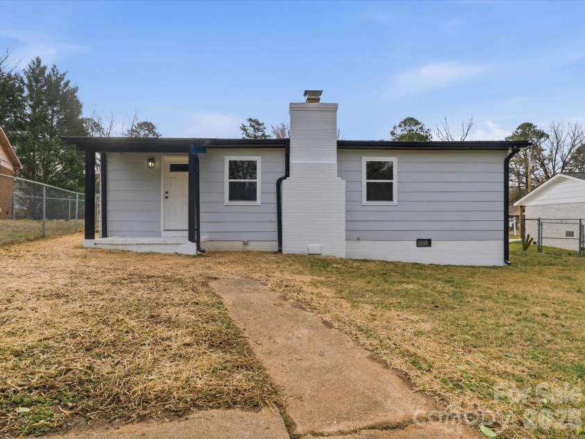 9243 Edgevale Drive, Charlotte, NC 28216.  MLS# CAR4352419, YatesRealty ID 17372. 