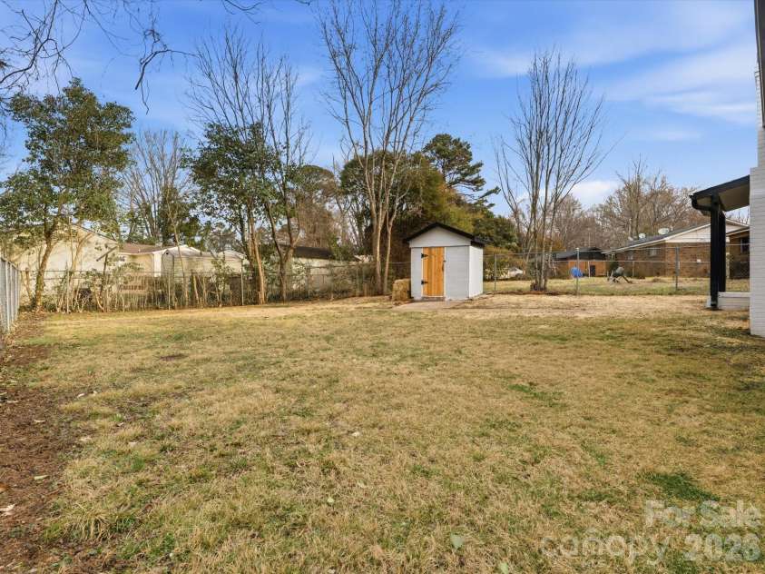 9243 Edgevale Drive, Charlotte, NC 28216.  MLS# CAR4352419, YatesRealty ID 17372. 