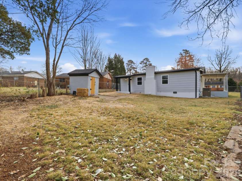 9243 Edgevale Drive, Charlotte, NC 28216.  MLS# CAR4352419, YatesRealty ID 17372. 