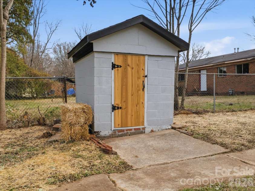 9243 Edgevale Drive, Charlotte, NC 28216.  MLS# CAR4352419, YatesRealty ID 17372. 