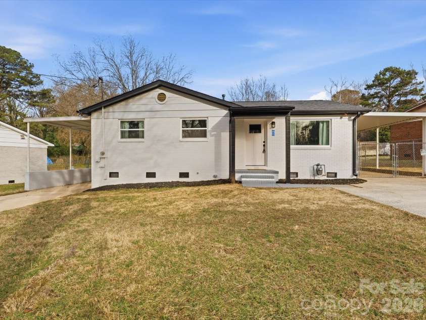 9243 Edgevale Drive, Charlotte, NC 28216.  MLS# CAR4352419, YatesRealty ID 17372. 