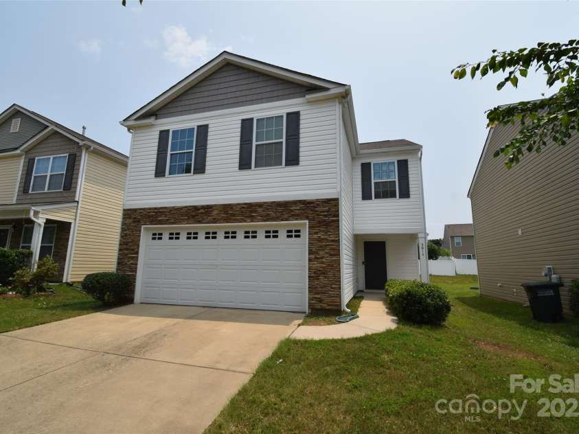 3014 Green Apple Drive, Dallas, NC 28034.  MLS# CAR4266284, YatesRealty ID 17373. 
