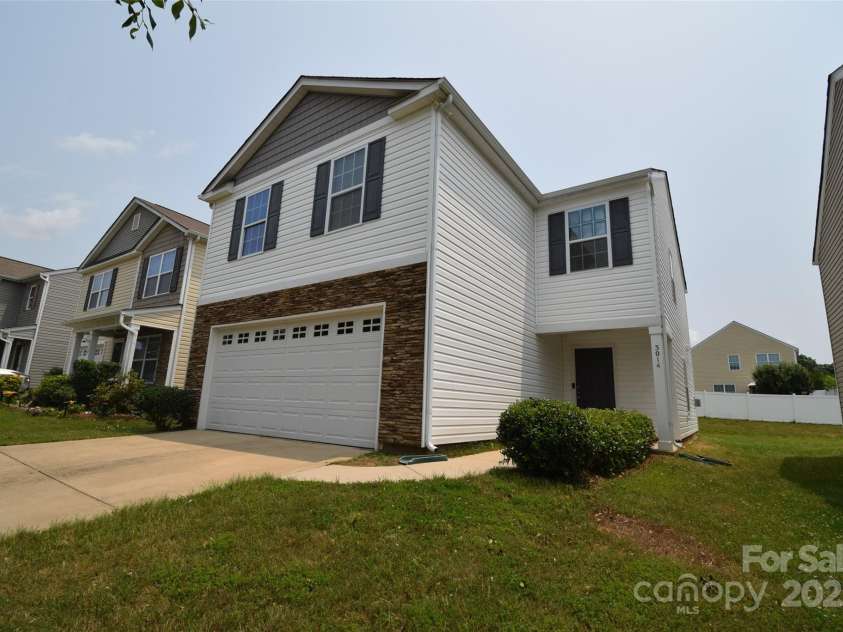 3014 Green Apple Drive, Dallas, NC 28034.  MLS# CAR4266284, YatesRealty ID 17373. 