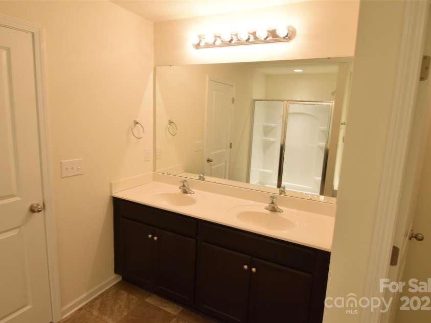 3014 Green Apple Drive, Dallas, NC 28034.  MLS# CAR4266284, YatesRealty ID 17373. 