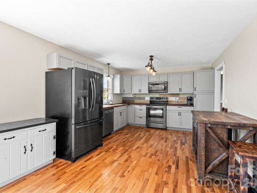 882 Queentown Road, Canton, NC 28716.  MLS# CAR4372509, YatesRealty ID 17374. 