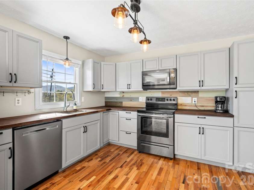 882 Queentown Road, Canton, NC 28716.  MLS# CAR4372509, YatesRealty ID 17374. 