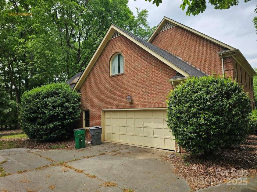 10333 Foxhall Drive, Charlotte, NC 28210.  MLS# CAR4250177, YatesRealty ID 17377. 