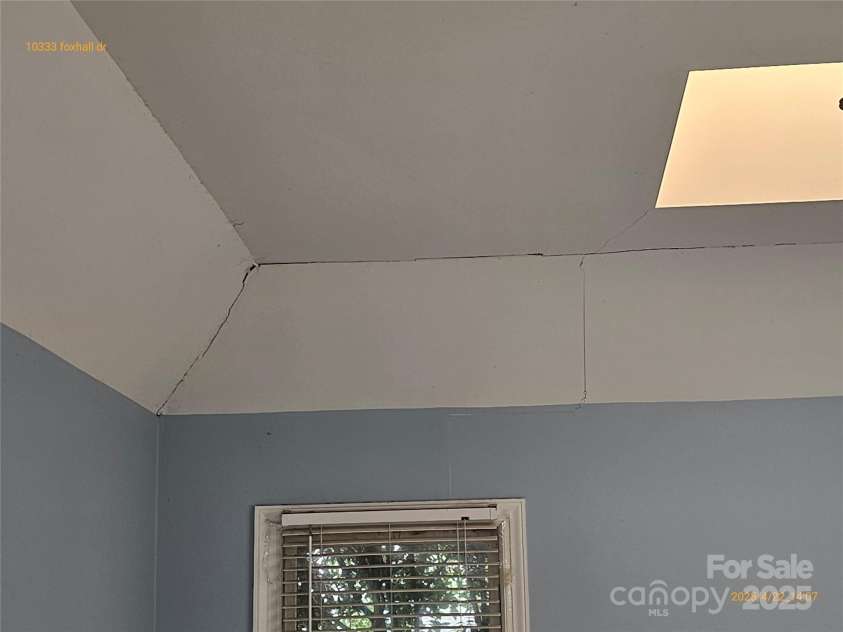 10333 Foxhall Drive, Charlotte, NC 28210.  MLS# CAR4250177, YatesRealty ID 17377. 