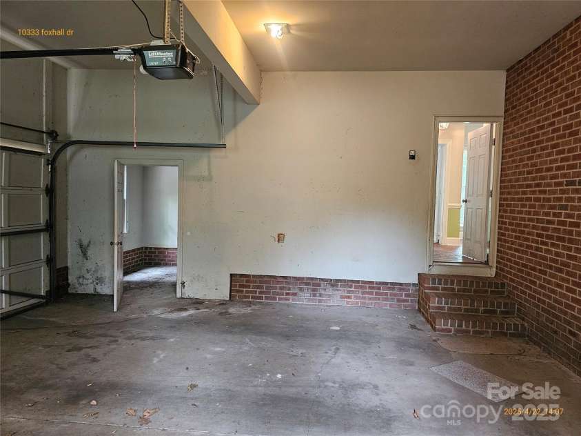 10333 Foxhall Drive, Charlotte, NC 28210.  MLS# CAR4250177, YatesRealty ID 17377. 