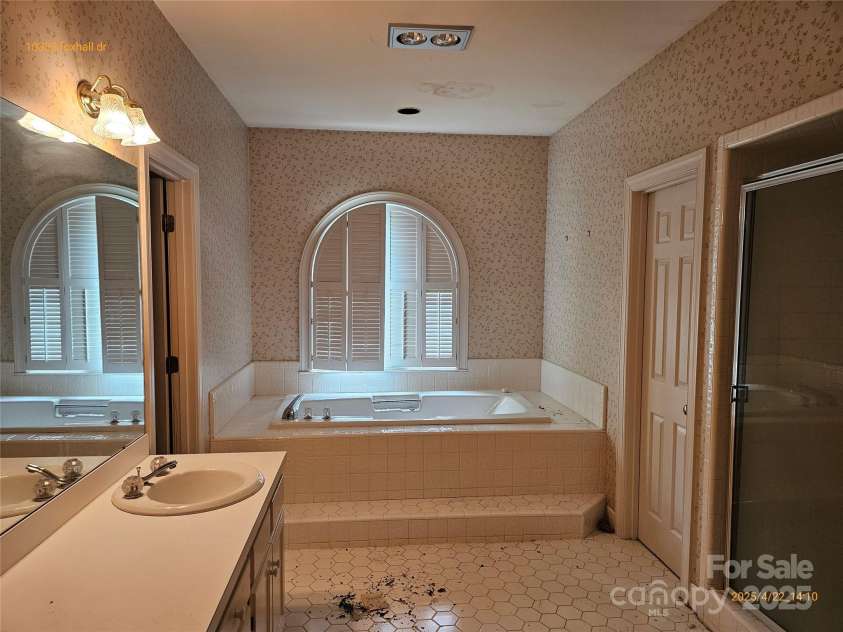 10333 Foxhall Drive, Charlotte, NC 28210.  MLS# CAR4250177, YatesRealty ID 17377. 