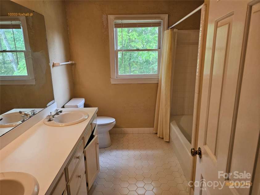 10333 Foxhall Drive, Charlotte, NC 28210.  MLS# CAR4250177, YatesRealty ID 17377. 