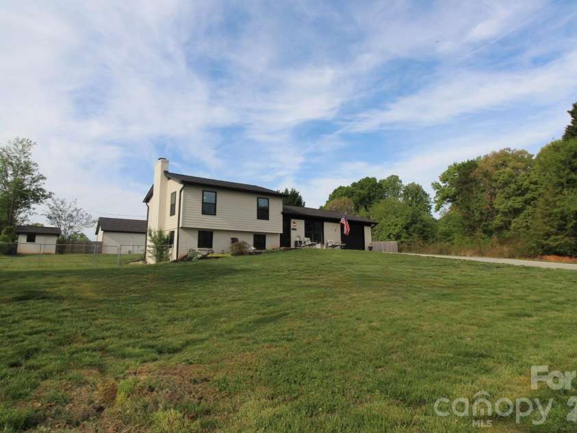 2555 Belshire Drive, Conover, NC 28613.  MLS# CAR4371202, YatesRealty ID 17377. 