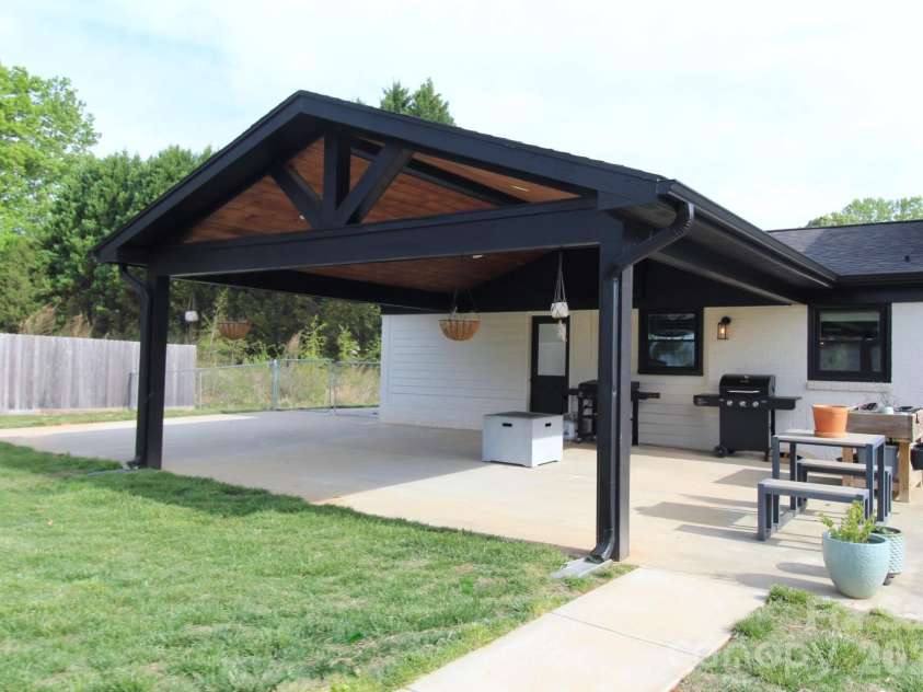 2555 Belshire Drive, Conover, NC 28613.  MLS# CAR4371202, YatesRealty ID 17377. 