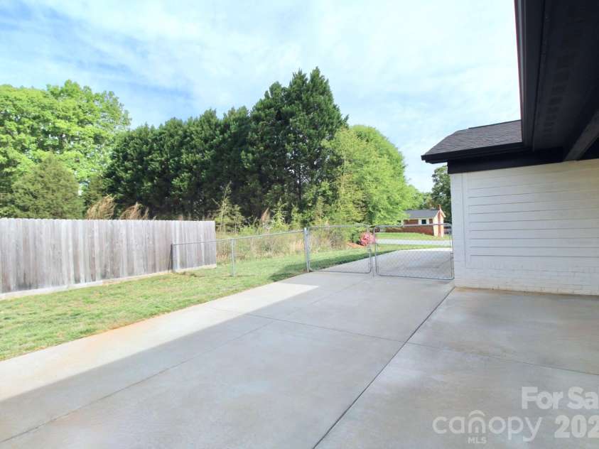 2555 Belshire Drive, Conover, NC 28613.  MLS# CAR4371202, YatesRealty ID 17377. 