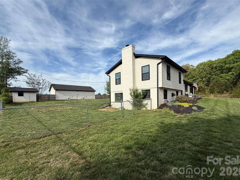 2555 Belshire Drive, Conover, NC 28613.  MLS# CAR4371202, YatesRealty ID 17377. 