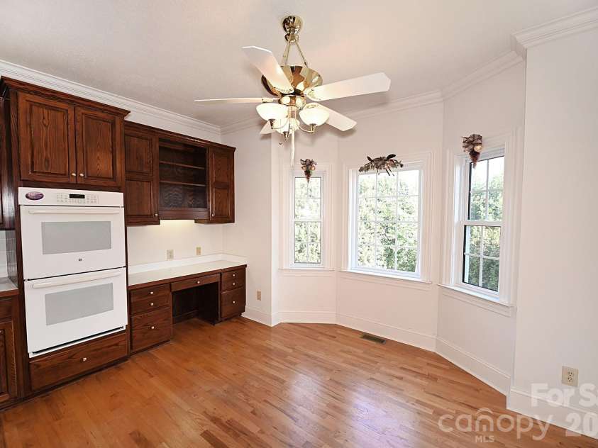 640 40th Avenue Lane, Hickory, NC 28601.  MLS# CAR4353443, YatesRealty ID 17379. Breakfast Nook