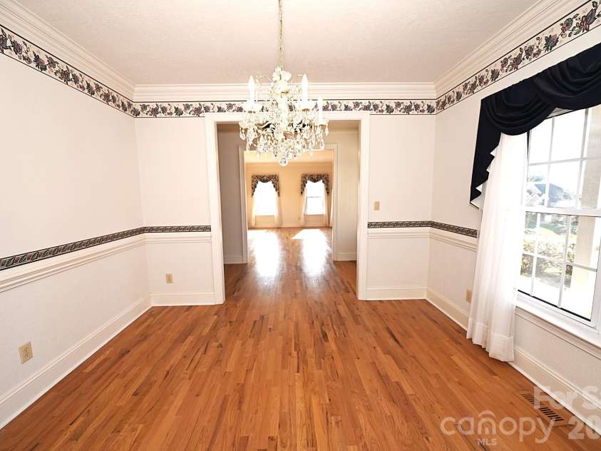 640 40th Avenue Lane, Hickory, NC 28601.  MLS# CAR4353443, YatesRealty ID 17379. Dinning Room