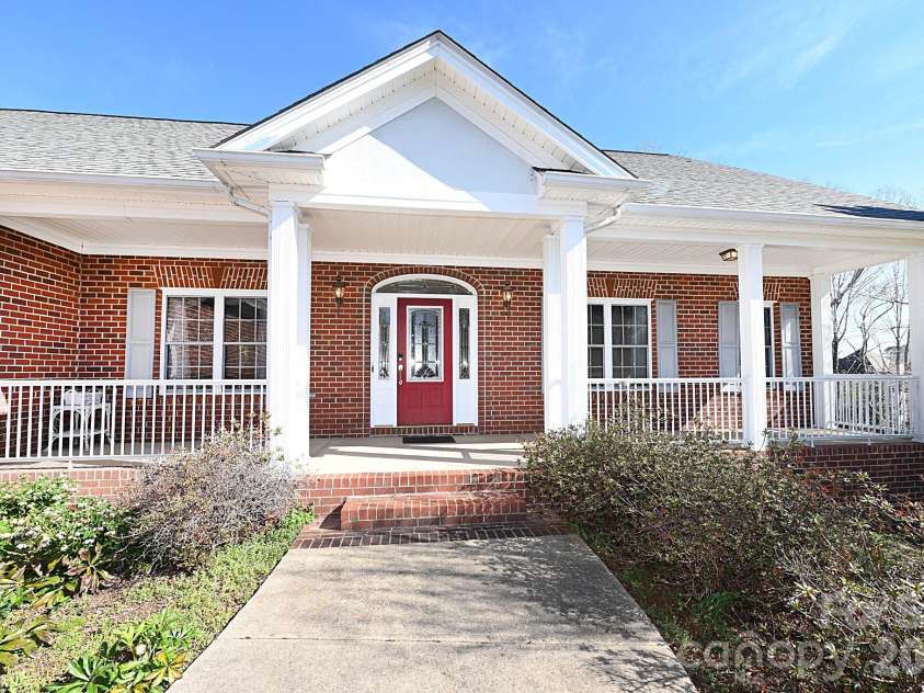 640 40th Avenue Lane, Hickory, NC 28601.  MLS# CAR4353443, YatesRealty ID 17379. Front Porch