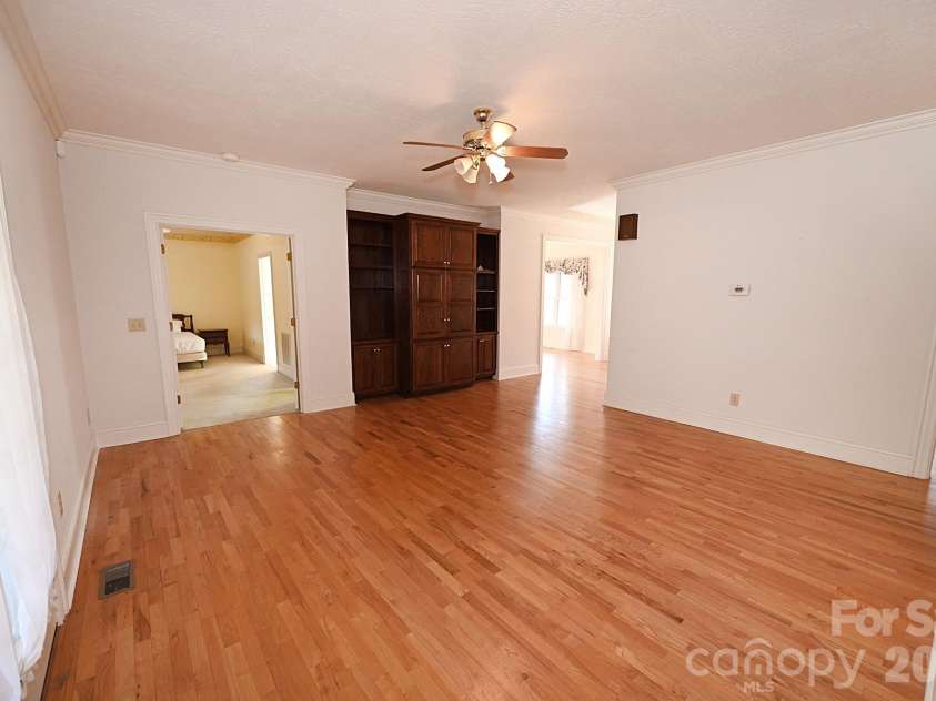 640 40th Avenue Lane, Hickory, NC 28601.  MLS# CAR4353443, YatesRealty ID 17379. Great Room