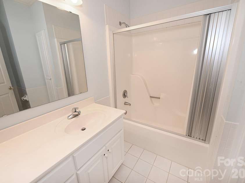 640 40th Avenue Lane, Hickory, NC 28601.  MLS# CAR4353443, YatesRealty ID 17379. Hall Bath