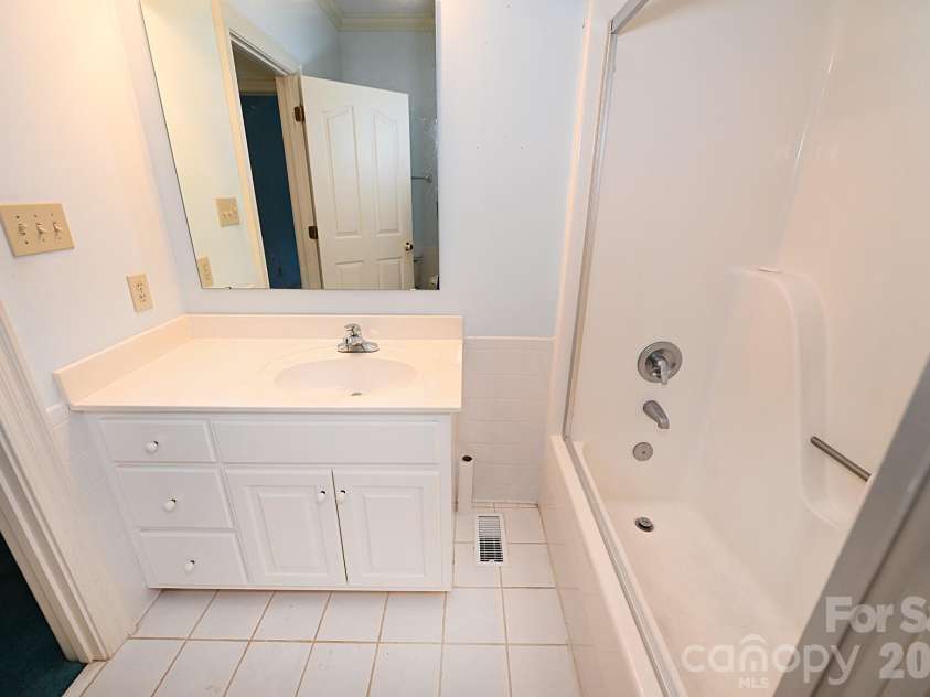 640 40th Avenue Lane, Hickory, NC 28601.  MLS# CAR4353443, YatesRealty ID 17379. Hall Bath