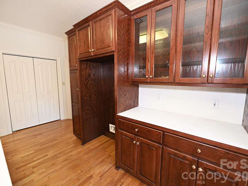 640 40th Avenue Lane, Hickory, NC 28601.  MLS# CAR4353443, YatesRealty ID 17379. Kitchen