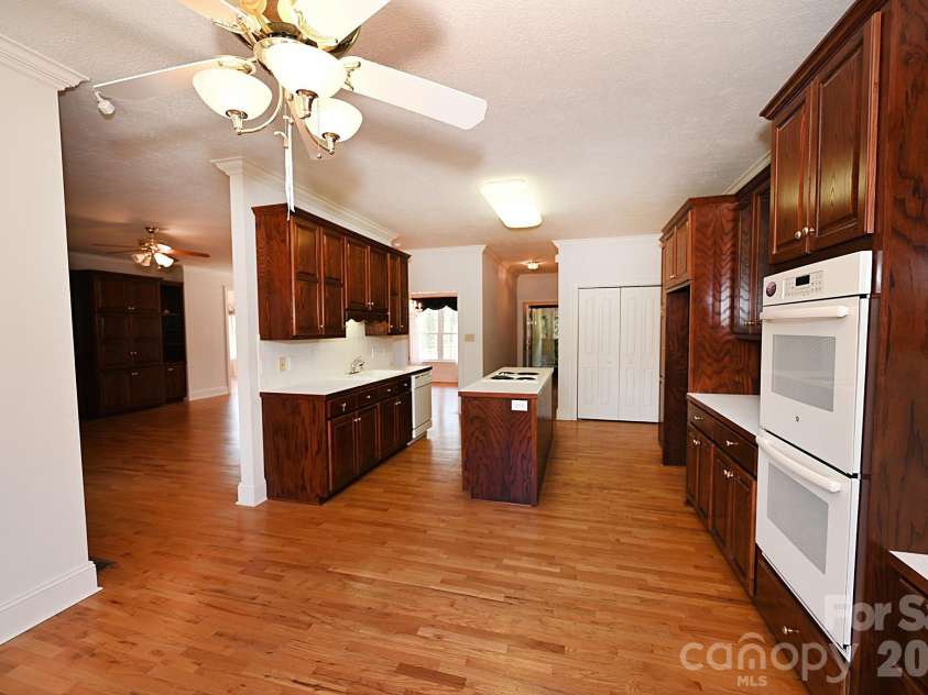 640 40th Avenue Lane, Hickory, NC 28601.  MLS# CAR4353443, YatesRealty ID 17379. Kitchen