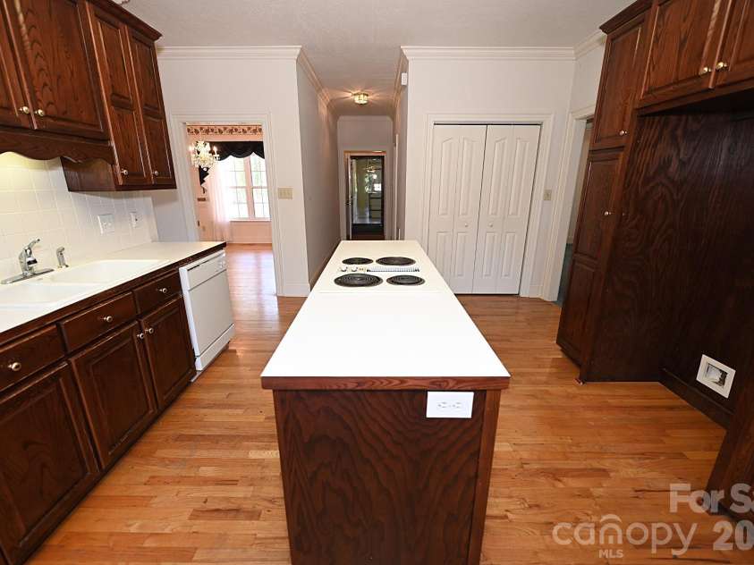 640 40th Avenue Lane, Hickory, NC 28601.  MLS# CAR4353443, YatesRealty ID 17379. Kitchen Island