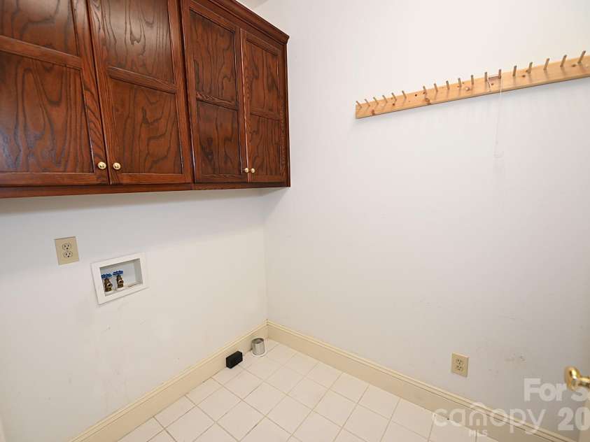 640 40th Avenue Lane, Hickory, NC 28601.  MLS# CAR4353443, YatesRealty ID 17379. Laundry Room