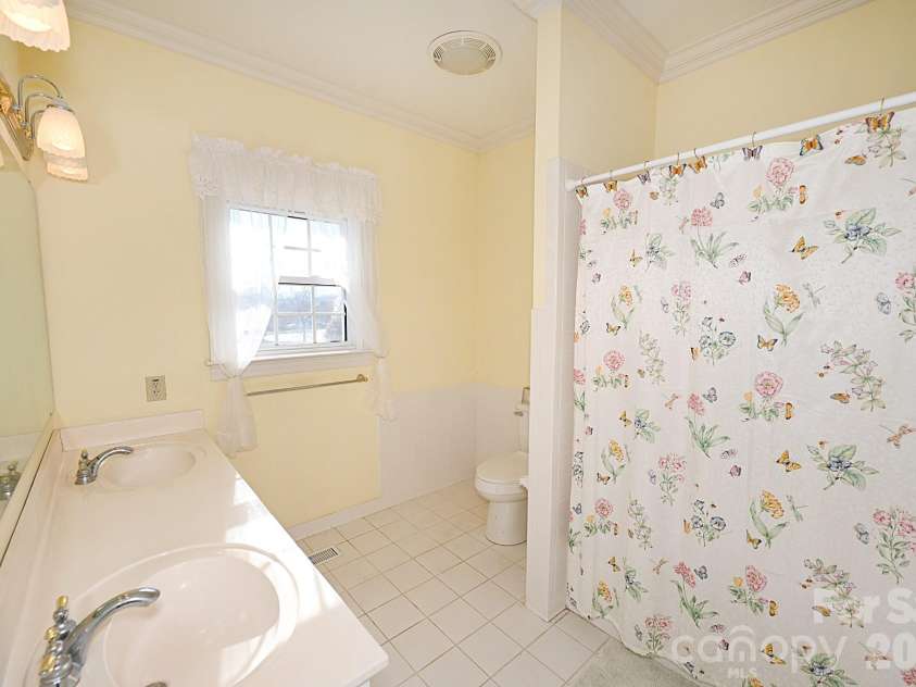 640 40th Avenue Lane, Hickory, NC 28601.  MLS# CAR4353443, YatesRealty ID 17379. Primary Bathroom