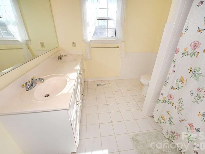 640 40th Avenue Lane, Hickory, NC 28601.  MLS# CAR4353443, YatesRealty ID 17379. Primary Bathroom