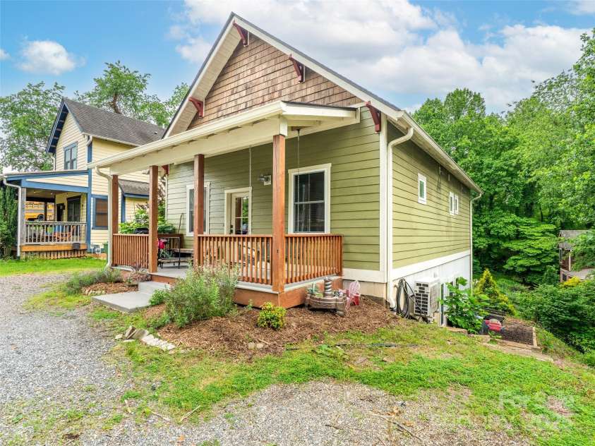 9 Reynolds Road, Asheville, NC 28806.  MLS# CAR4262790, YatesRealty ID 17379. 