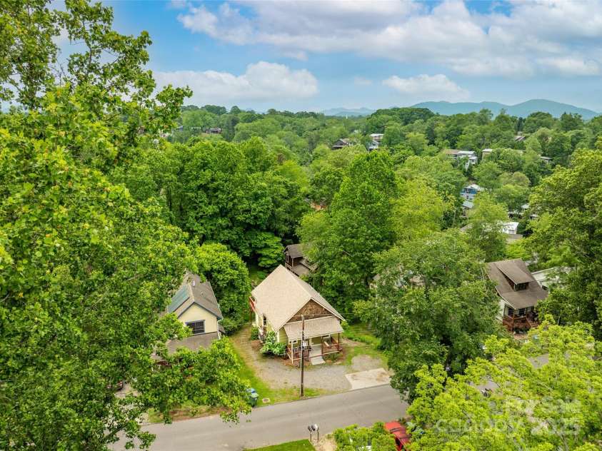 9 Reynolds Road, Asheville, NC 28806.  MLS# CAR4262790, YatesRealty ID 17379. 