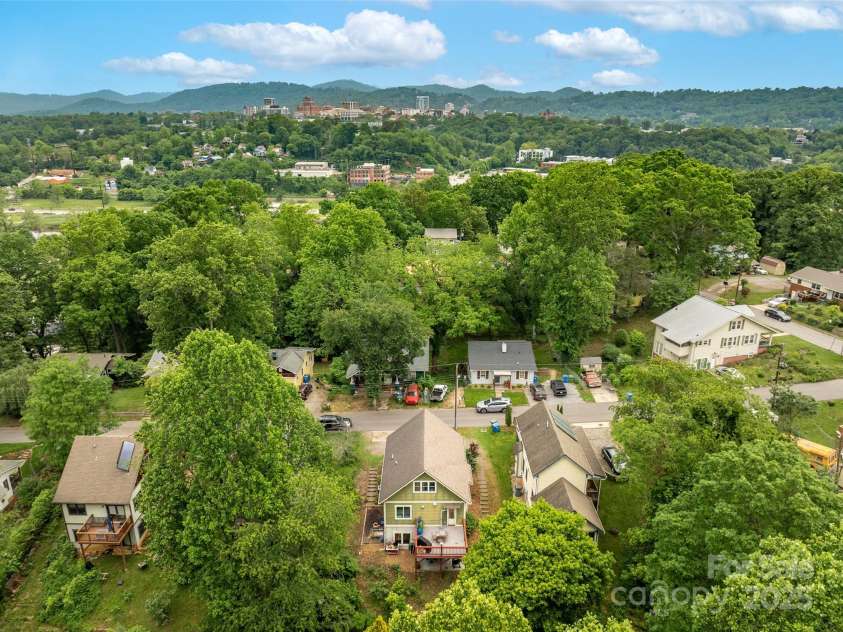 9 Reynolds Road, Asheville, NC 28806.  MLS# CAR4262790, YatesRealty ID 17379. 