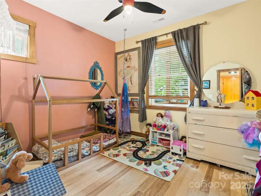 9 Reynolds Road, Asheville, NC 28806.  MLS# CAR4262790, YatesRealty ID 17379. 