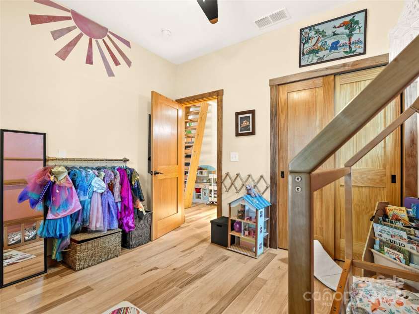 9 Reynolds Road, Asheville, NC 28806.  MLS# CAR4262790, YatesRealty ID 17379. 