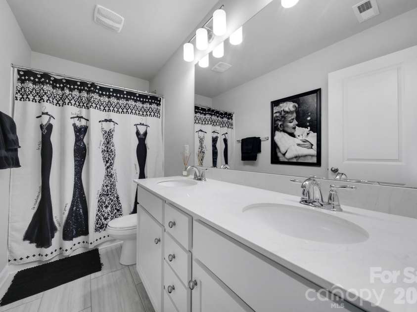 12120 Plover Drive, Charlotte, NC 28269.  MLS# CAR4366477, YatesRealty ID 17383. Hall Bath