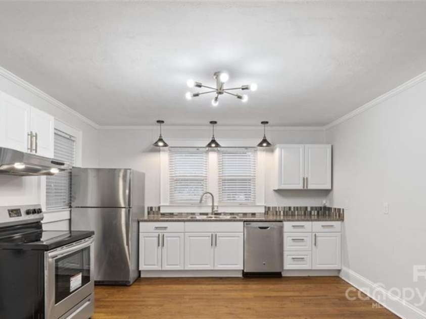 331 5th Avenue, Hickory, NC 28602.  MLS# CAR4250648, YatesRealty ID 17384. 