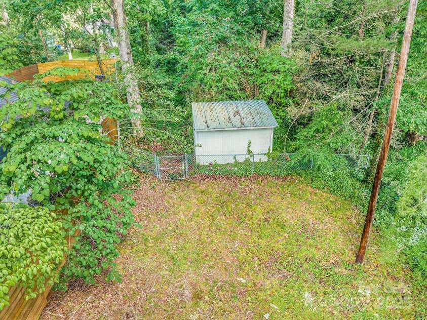 139 Beverly Road, Asheville, NC 28805.  MLS# CAR4258019, YatesRealty ID 17385. 
