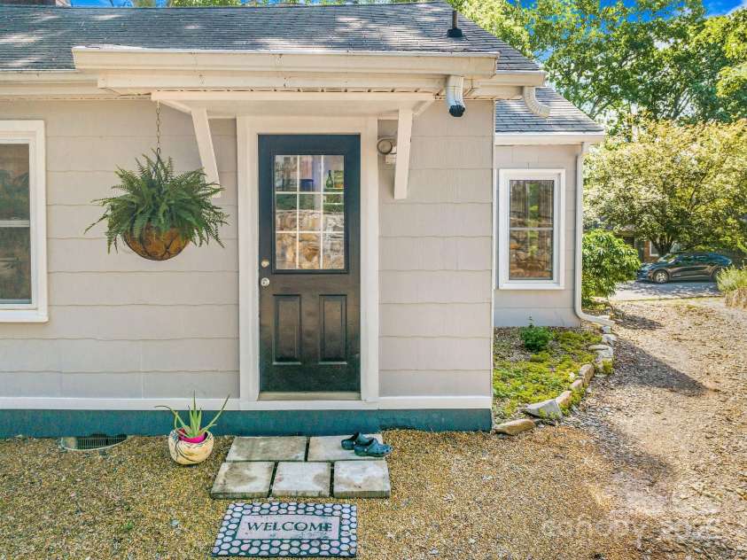 139 Beverly Road, Asheville, NC 28805.  MLS# CAR4258019, YatesRealty ID 17385. 