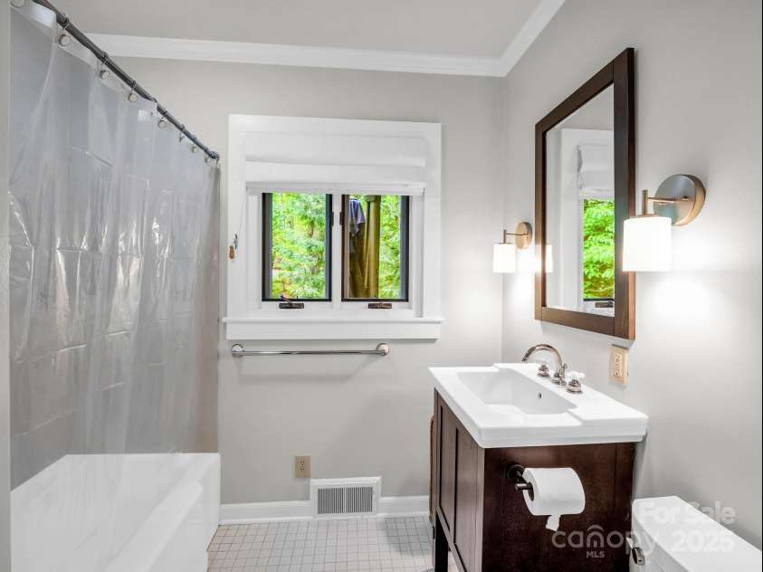 185 Greenstoke Loop, Tryon, NC 28782.  MLS# CAR4261125, YatesRealty ID 17387. Guest bathroom with tub/shower