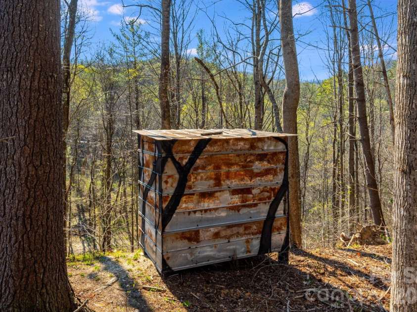 4530 Double Island Road, Green Mountain, NC 28740.  MLS# CAR4362589, YatesRealty ID 17388. A comfortable deer hunting blind